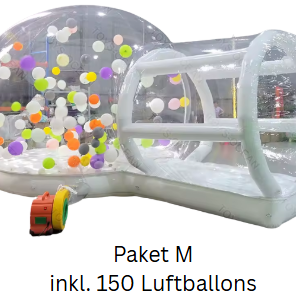 Bunte Luftballons in einem großen, transparenten, aufblasbaren Spielbereich.