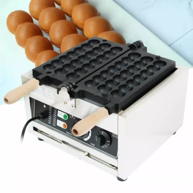 Waffeleisen mit zwei Backflächen und Holzgriffen, um Eierwaffeln herzustellen.