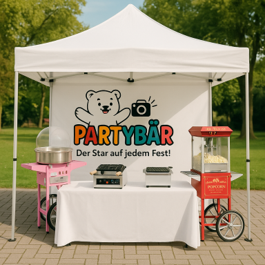Verkaufsstand mit Popcorn- und Zuckerwattemaschine im Freien. Banner mit "PARTYBÄR".